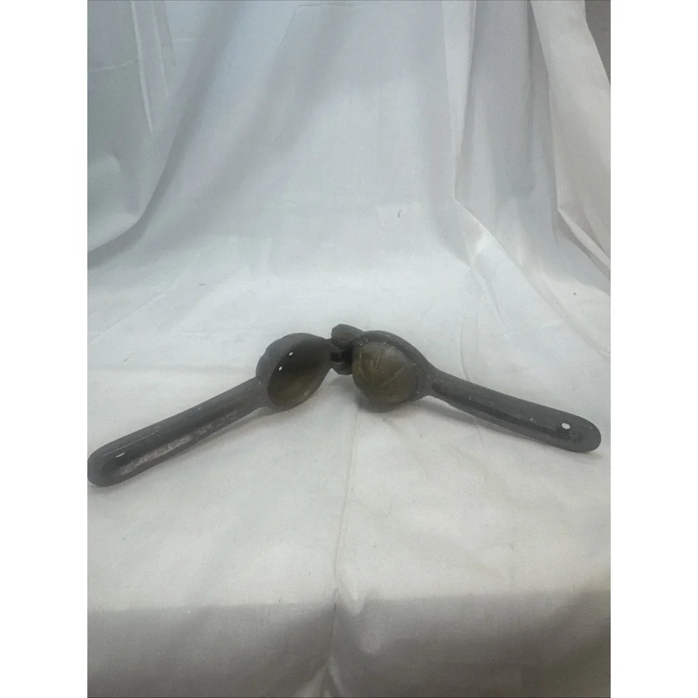 Vintage Metal Fruit Juicer / Hand Press / Lemon Squeezer